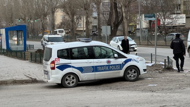 Erzurum'da okul servis minibüsünün çarptığı öğretmen ağır yaralandı
