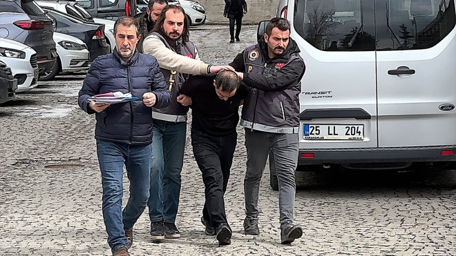 Erzurum'da eşi tarafından bıçaklanarak öldürülen anne ile kızının cenazeleri defnedildi
