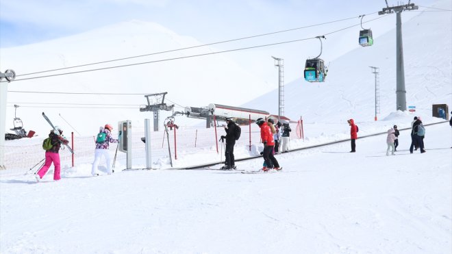 Güneşli havayı fırsat bilenler Palandöken'de zaman geçirdi