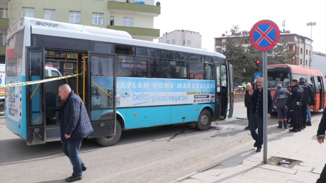 ERZURUM - Halk otobüsü, minibüs ve otomobilin karıştığı kazada 14 kişi yaralandı1