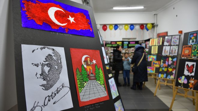 ERZURUM - Özel çocuklarla öğrenciler empati için engelleri renklerle aştı1