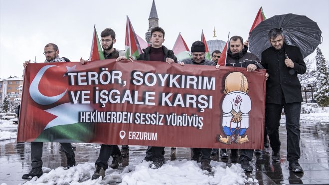 Erzurum'da sağlıkçılar kar yağışı altında Gazze için 'sessiz yürüyüş' gerçekleştirdi