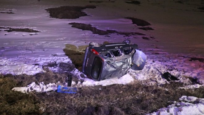 ERZURUM - Şarampole devrilen hafif ticari araçtaki 5 kişi yaralandı1