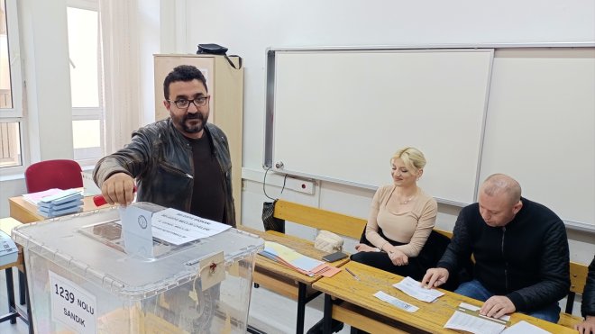 Türkiye yerel yöneticileri seçmek için sandık başında