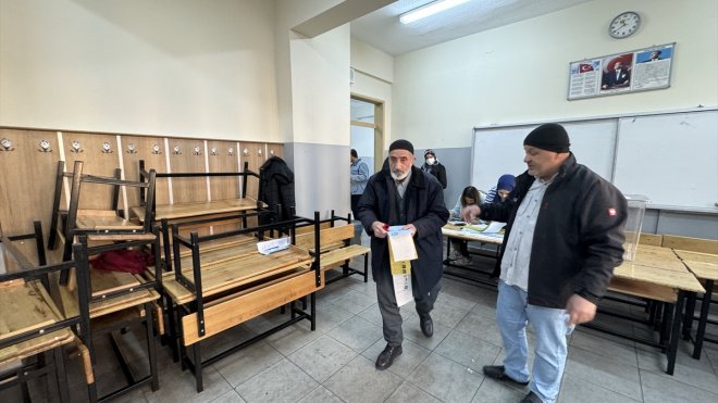 Deprem bölgesinde vatandaşlar sandık başına gitti