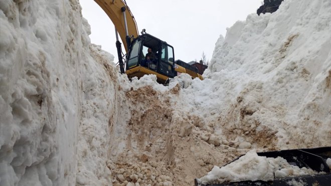 Hakkari'de çığ nedeniyle kapanan yol açıldı