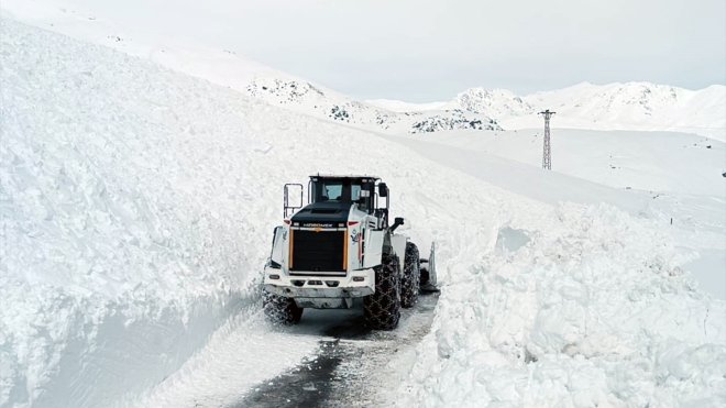 Hakkari'de çığ nedeniyle kapanan yolar açıldı