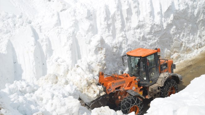 Hakkari'de çığ nedeniyle kapanan kara yolunda çalışmalar devam ediyor