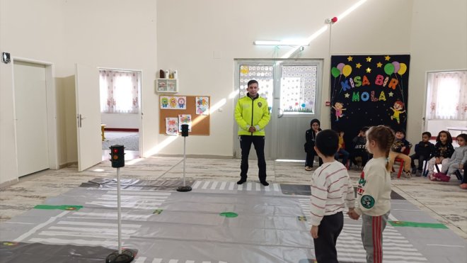 Hakkari'de polis ekipleri öğrencilere yönelik etkinlikler gerçekleştirdi