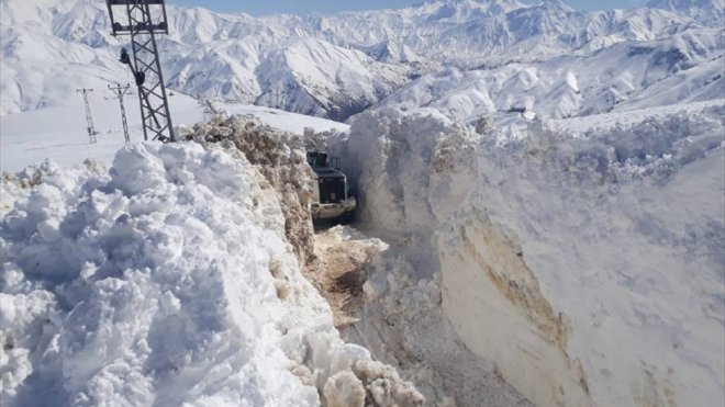 Muş ve Hakkari'de ekipler metrelerce karın bulunduğu yollarda çalışma yürüttü