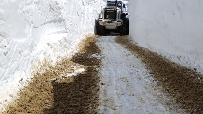 Hakkari'de ekipler karla kaplı üs bölgelerinin yolunu açmak için çalışma yürütüyor