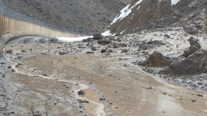 HAKKARİ - Etkili olan karla karışık yağmur, heyelan ve taşkınlara yol açtı1