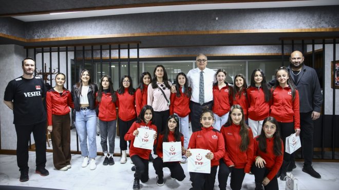 Hakkari Fabrika Voleybol Okulu'ndan TVF Başkanı Mehmet Akif Üstündağ'a ziyaret