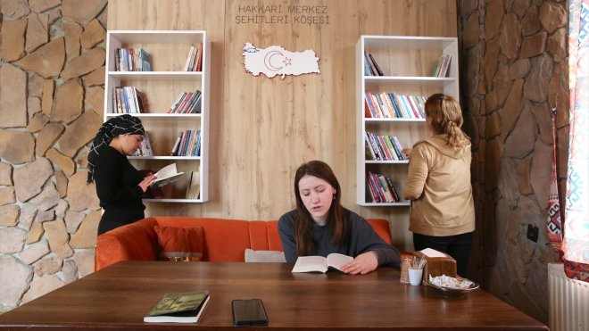 Hakkari'de kafelere kurulan "şehitler köşesi"nde gençler kitapla buluşturuluyor