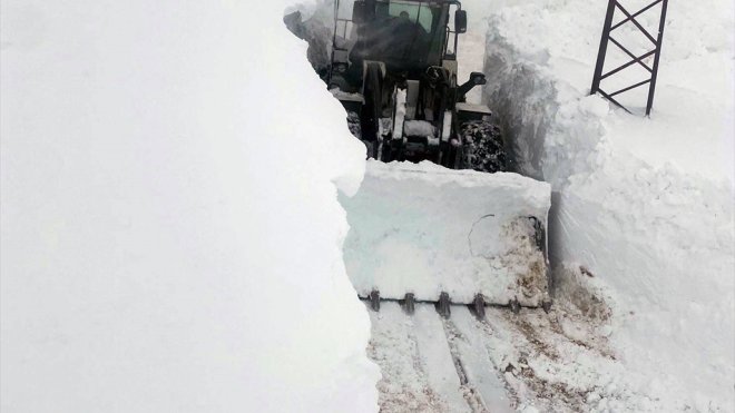 HAKKARİ - Karla mücadele ilkbaharda da devam etti1