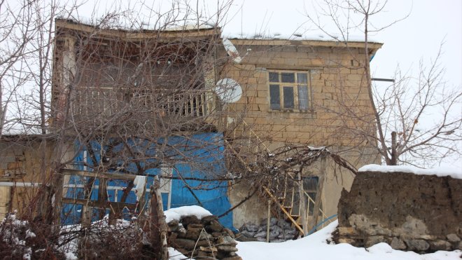 Hakkari'de kısmen çöken ev boşaltıldı
