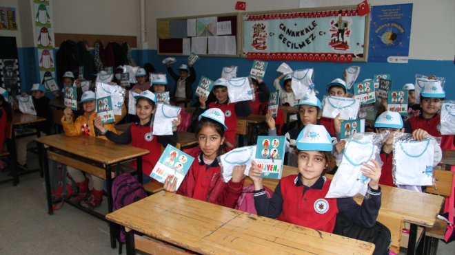 Türkiye Eğitim Gönüllüleri Vakfı, Şemdinli'deki ilkokul öğrencilerine hediye gönderdi