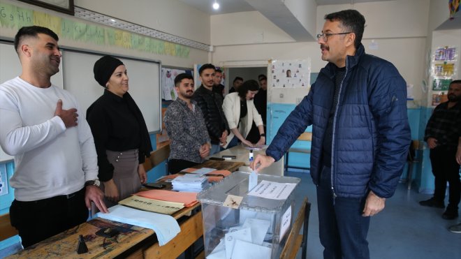 Hakkari Valisi Ali Çelik, oyunu kullandı 1