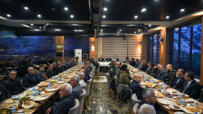 Hakkari Valisi Çelik, muhtarlarla iftarda bir araya geldi