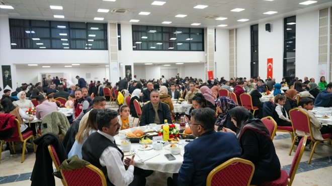 Hakkari Valisi Çelik, şehit yakınları ve gazilerle iftarda buluştu