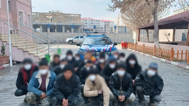 Iğdır'da 39 düzensiz göçmen ile 4 insan kaçakçısı yakalandı