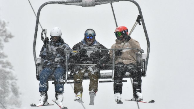İlkbaharda yoğun karın ardından Palandöken ve Sarıkamış'ta kayak keyfi sürüyor