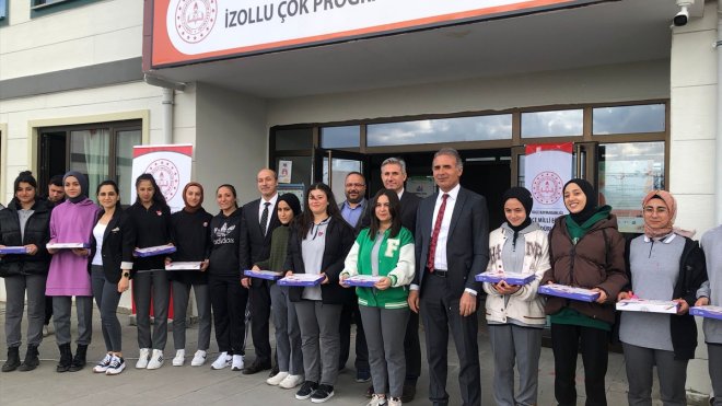 Kale'de kız futbol takımına tablet hediye edildi