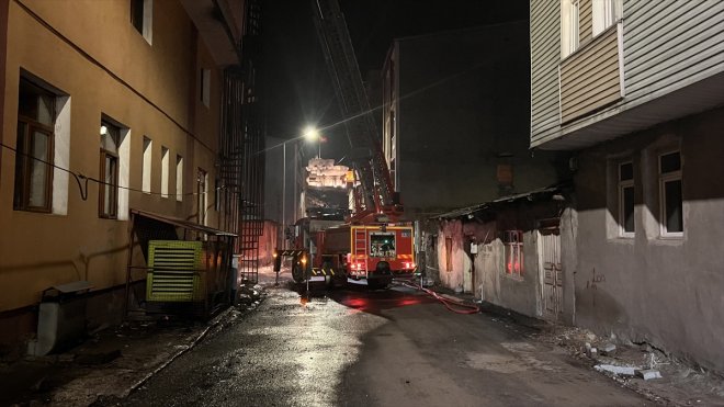 KARS - 4 katlı otelde çıkan yangın söndürüldü1