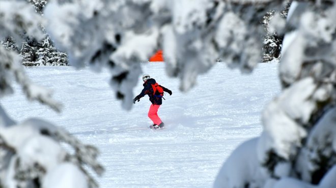 KARS - Beyaza bürünen sarıçamlar arasında kayak keyfi devam ediyor1