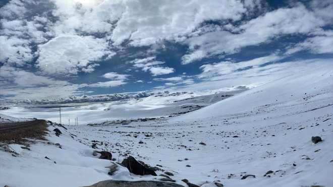 Kars'ın karla kaplı köyleri dronla görüntülendi