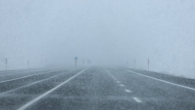KARS - Kar ve sis nedeniyle ulaşım güçlükle sağlanıyor1