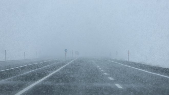 KARS - Kar ve sis nedeniyle ulaşım güçlükle sağlanıyor1