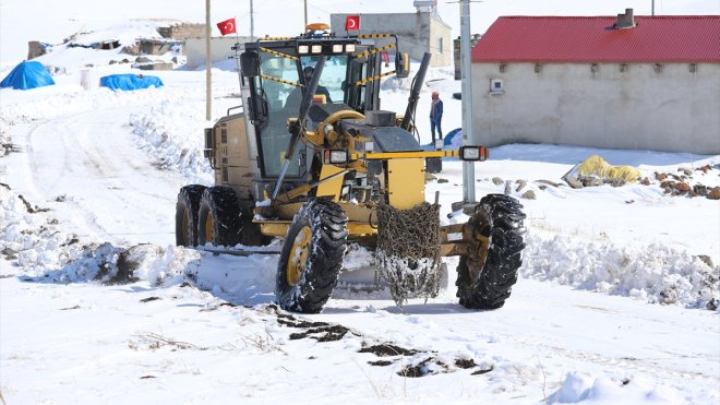 KARS - Kar yağışı nedeniyle kapanan 47 köy yolu ulaşıma açıldı1