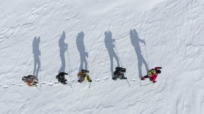 KARS - Karslı dağcılar, karla kaplı 3 bin 197 rakımdaki Kısır Dağı
