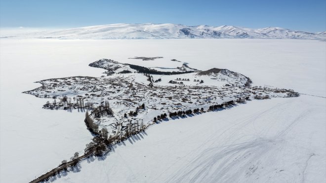 Kars, ören yeri, müze ve buzla kaplı Çıldır Gölü ile fotoğrafçıların uğrak yeri oldu1