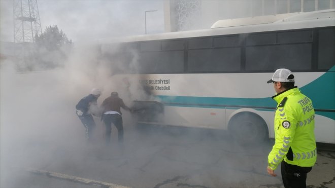 KARS - Özel halk otobüsünde çıkan yangını trafik polisleri söndürdü1