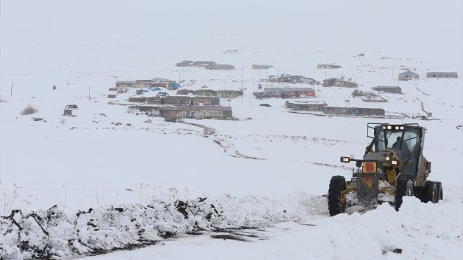 Kars'ta özel idare ekiplerinin baharda karla mücadele mesaisi devam ediyor