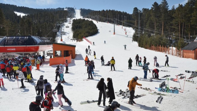 Sarıkamış Kayak Merkezi'nde ilkbaharda kayak keyfi sürüyor