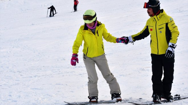 Sarıkamış Kayak Merkezi'nde mart ayında da kayak keyfi sürüyor