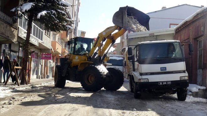 Sarıkamış'ta kar kütleleri kamyonlarla ilçe dışına taşınıyor