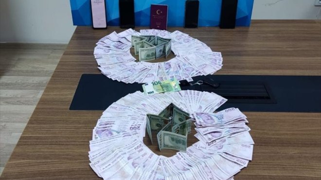 Kars'ta büyükbaş hayvan dolandırıcılığı yapan 3 kişi, kuyumcudan altın alırken suçüstü yakalandı