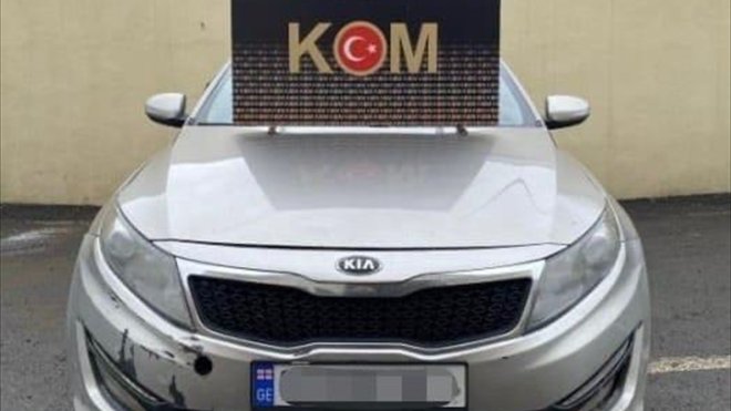 Kars'ta gümrük kaçağı otomobil ele geçirildi