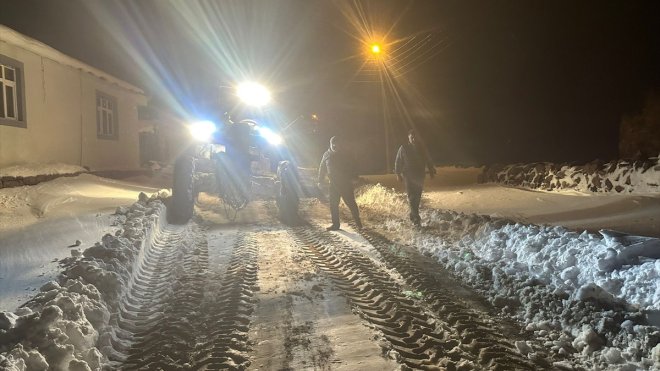 Kars'ta kar nedeniyle 58 köy yolu kapandı, mahsur kalan 15 araç kurtarıldı