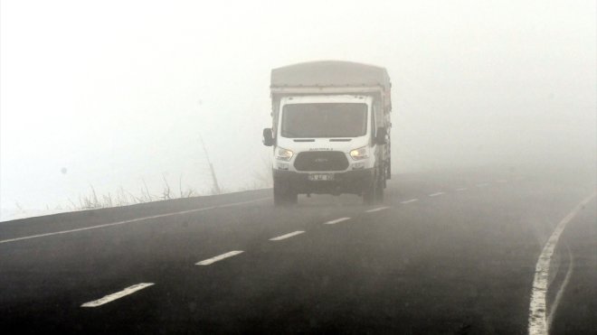 Kars'ta kar ve sis ulaşımı aksatıyor