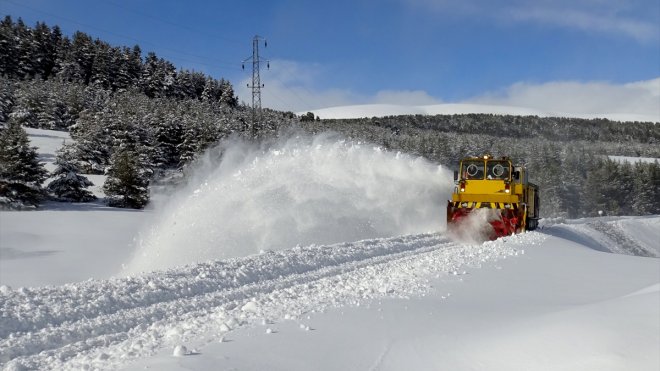 KARS - TCDD ekiplerinin önemli hatlardaki kar mesaisi sürüyor1