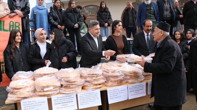 Lise öğrencilerinden vatandaşlara ramazan pidesi1