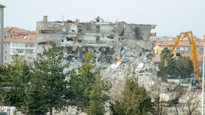 Malatya'da enkaz kaldırma ve yıkım çalışmaları devam ediyor