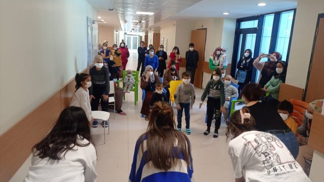 Malatya'da öğrencilerinden hastanede tedavi gören çocuklara moral ziyareti