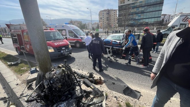 Malatya'da direğe çarpan otomobil sürücüsü ağır yaralandı