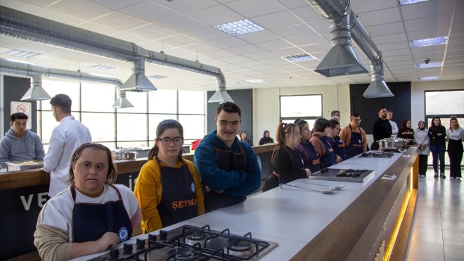 Malatya'da down sendromlu bireylere aşçılık eğitimi verildi